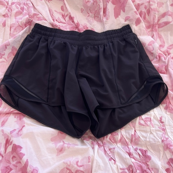 Lululemon Women’s Hotty Hot Short Low-Rise 4” Black, size 8, great condition - Picture 1 of 2